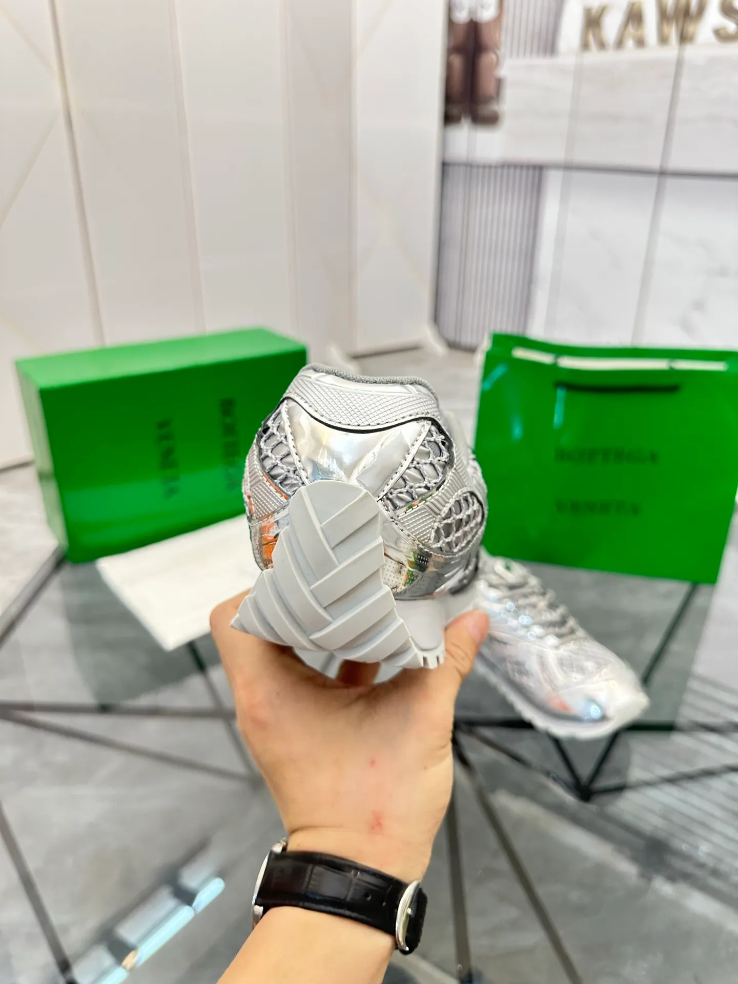 Factory men's shoes 💰: 620💰 (top version) BV Orbit sneakers Wang Yibo's same style couple's dad shoes Runner sneakers, made of lightweight technical mesh fabric. Matched with geometric pattern designed rubber outsole Wang Zha series high version Look for the package craftsmanship The actual height is much higher, but the legs are still slim. Very nice and playable and durable Matching to the standard 💯 Package shoe technology Look for the high version The outsole is made of color-blocked TPU outsole Women's model 35 36 37 38 39 40 41 (40 41 customized) Men's model 38 39 40 41 42 43 44 45. (Customized size 38 45.46) No. H345